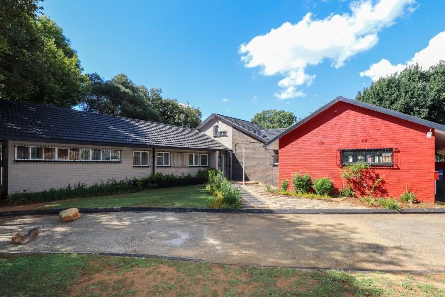 To Let 4 Bedroom Property for Rent in Flamwood North West